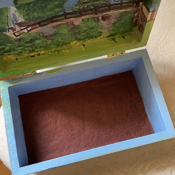 Stunning signed covered bridge hand painted artesian jewelry, trinket box - Picture 11 of 14